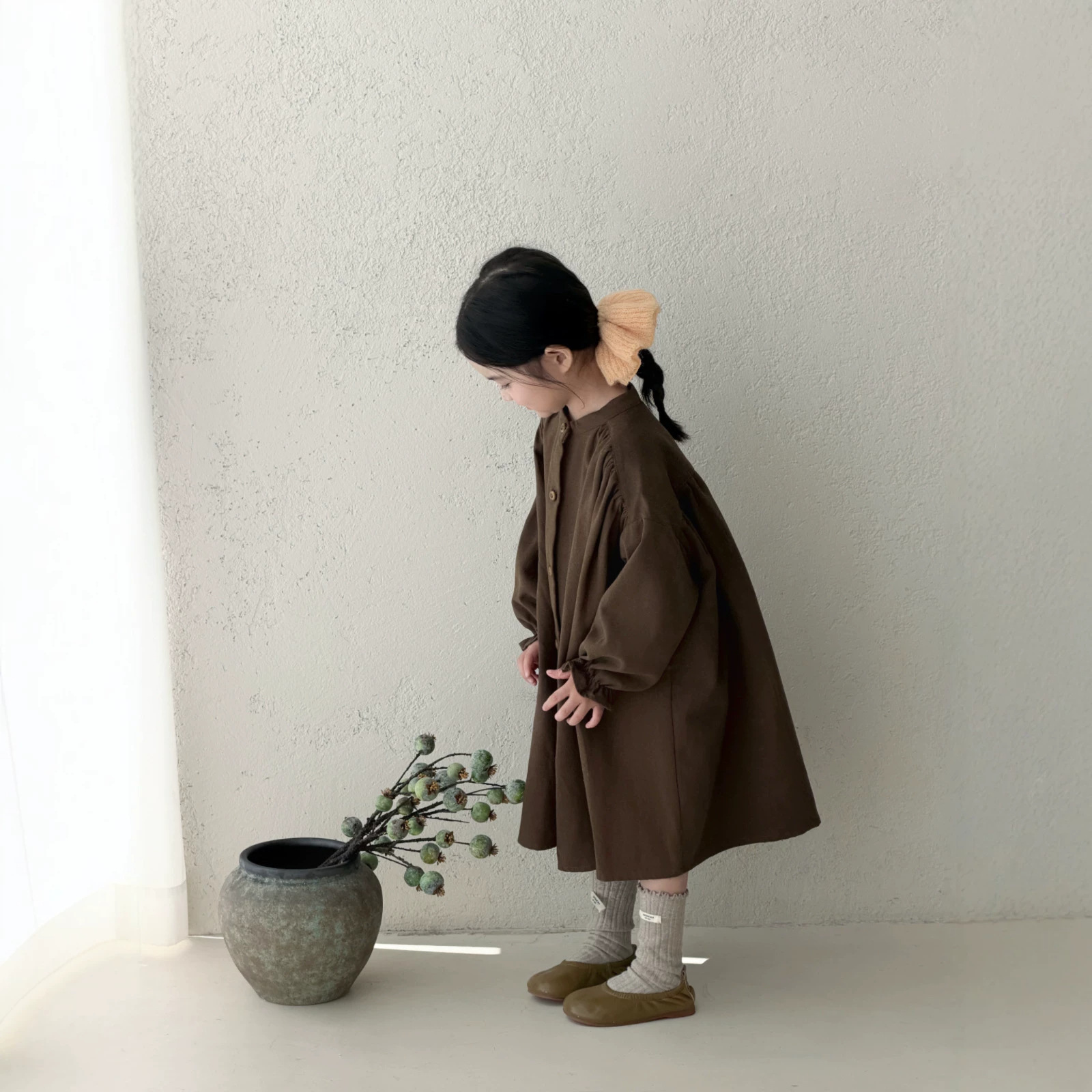 1026016 日系女童無印風極簡純色寬鬆氣質落肩柔軟長版襯衫洋裝 第 6 張